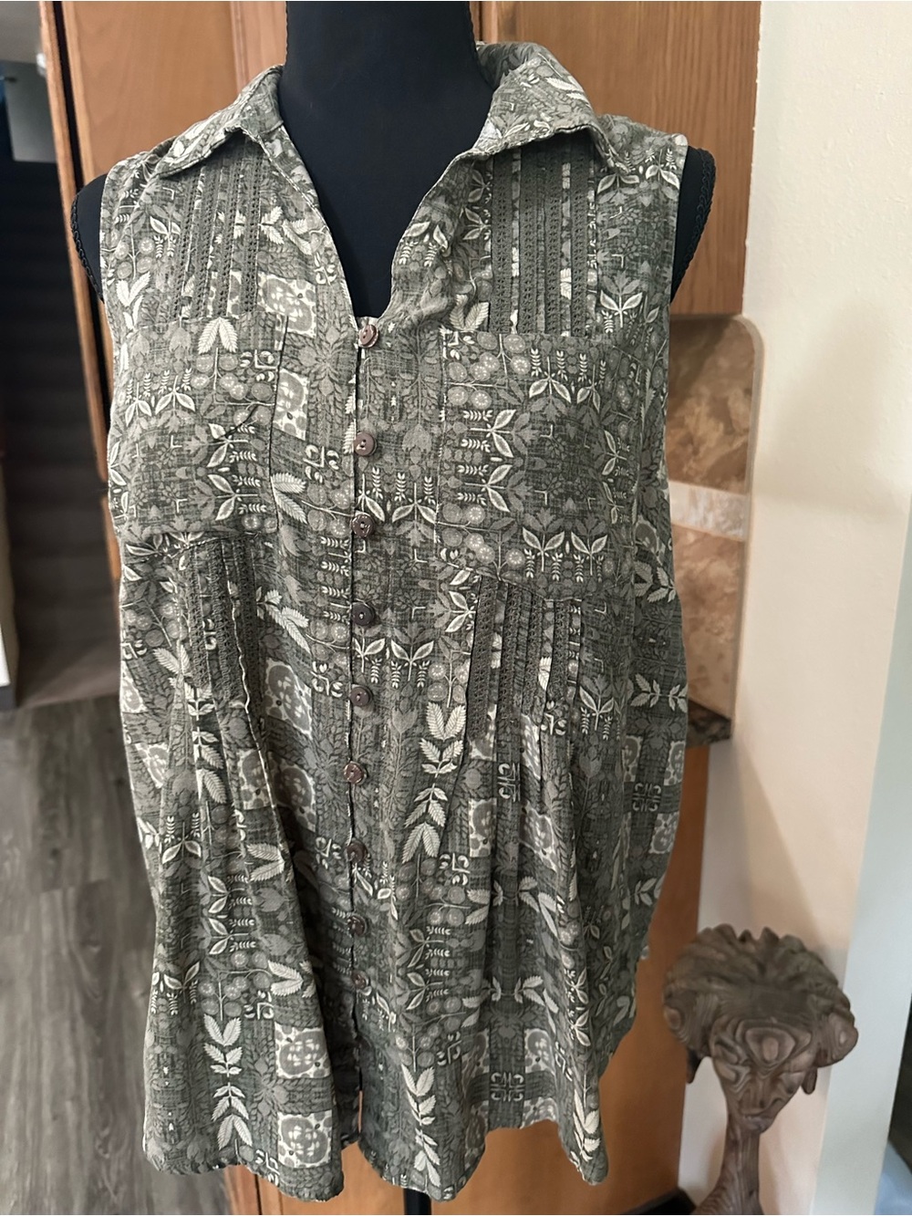 Caffe Marrakesh Olive Green Sleeveless Button-Front Casual Shirt, Medium